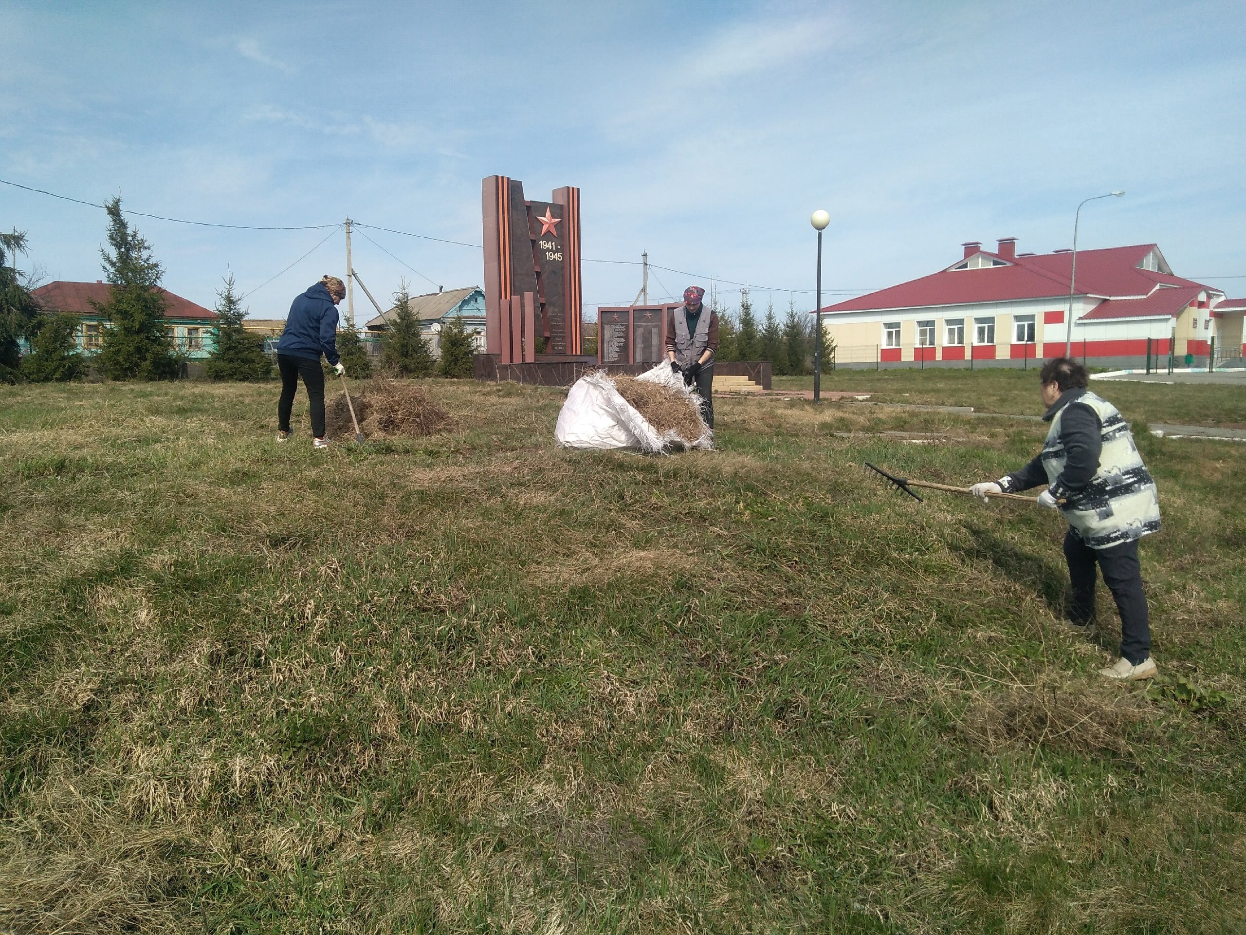 Уборка территории памятника погибшим воинам-землякам в ВОВ в с. Новые Верхиссы.