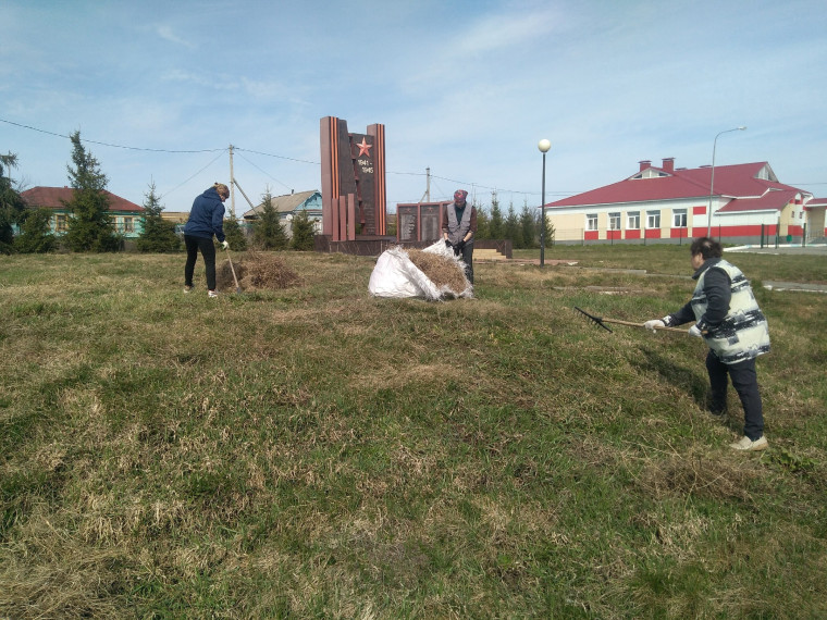 Уборка территории памятника погибшим воинам-землякам в ВОВ в с. Новые Верхиссы. Уборка территории памятника погибшим воинам-землякам в ВОВ в с. Новые Верхиссы.