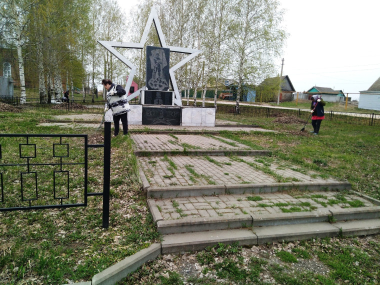 Уборка территории памятника погибшим воинам-землякам в ВОВ в с.Старые Верхиссы. Уборка территории памятника погибшим воинам-землякам в ВОВ в с.Старые Верхиссы.