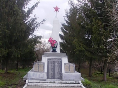 Памятник воинам погибшим в годы Великой Отечественной Войны 1041-1945 гг. в с. Яндовище.